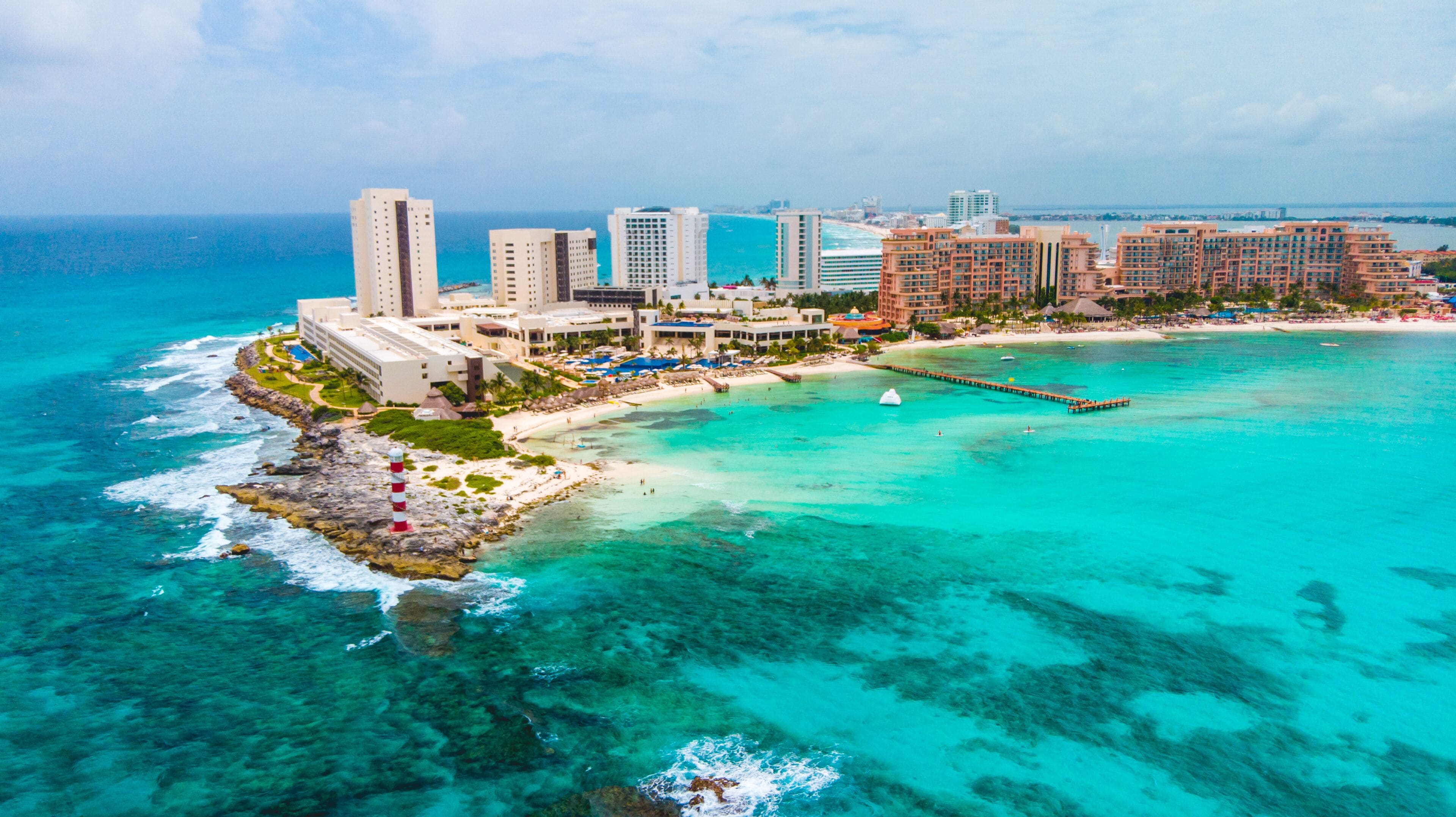 Vista aérea de Cancún con la Laguna Nichupté — oportunidad de inversión inmobiliaria desde Colombia