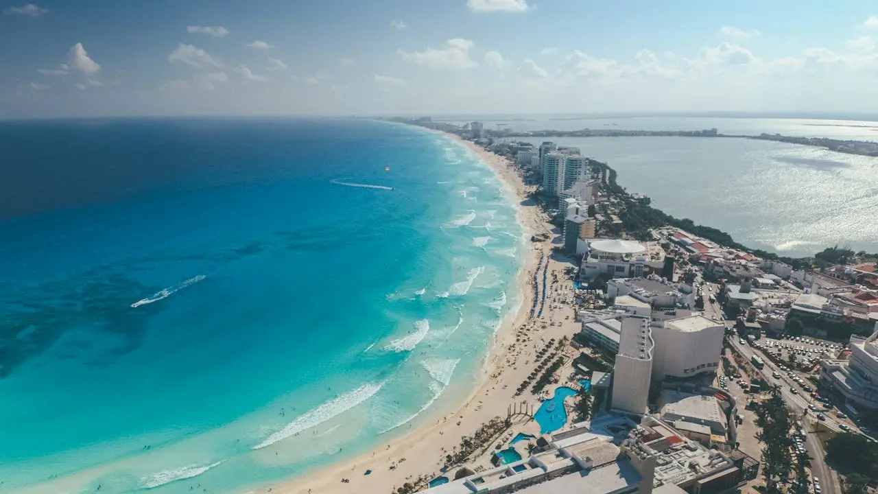 Vista aérea de la Zona Hotelera de Cancún con el mar Caribe turquesa