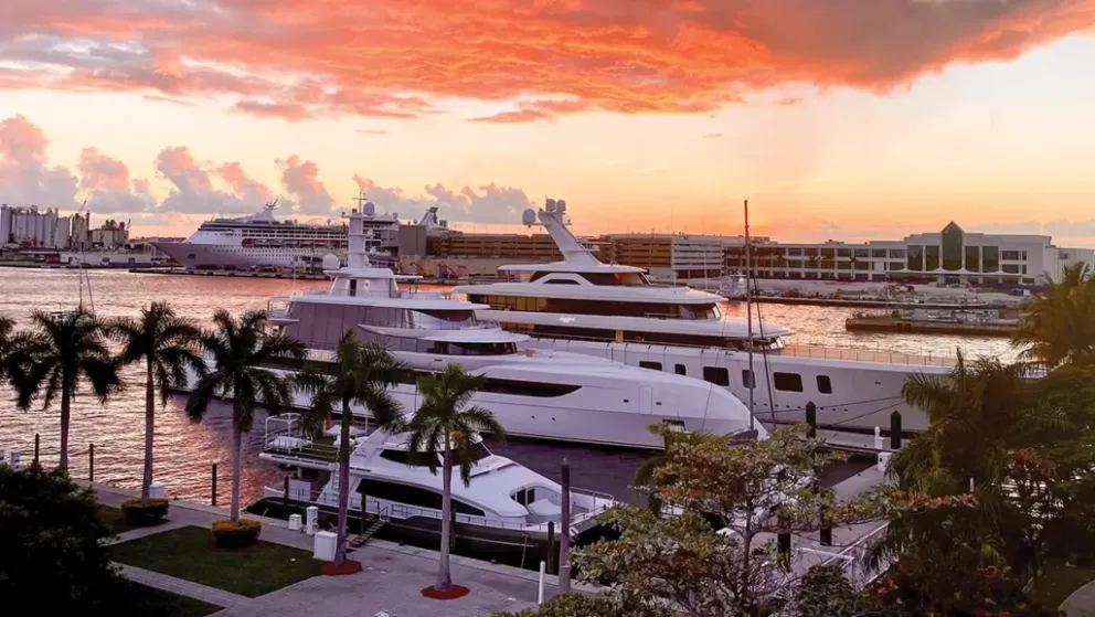 Marina privada de One Laguna al atardecer