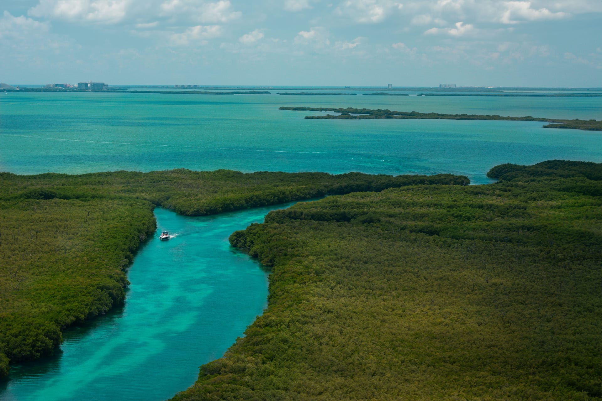 Vista aérea de la laguna Nichupté en Cancún