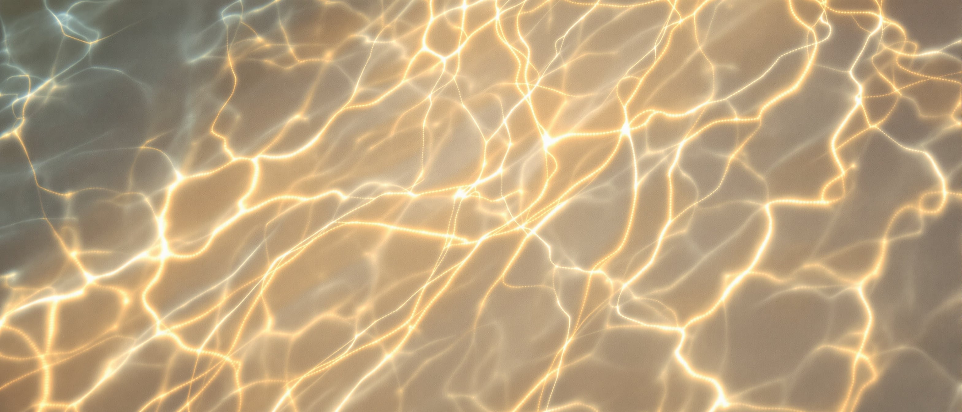 Cáusticas de luz danzando sobre travertino pálido